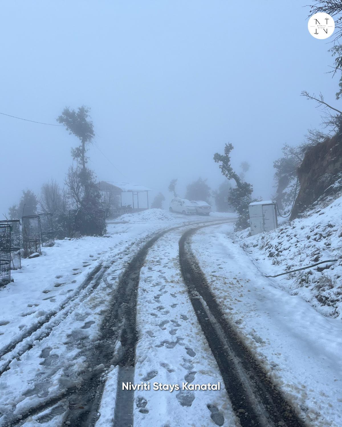 Nivriti Stays Kanatal Buitenkant foto